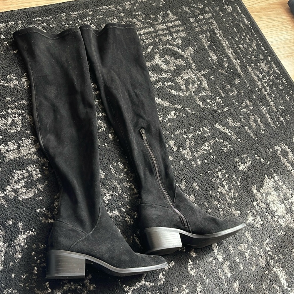 Knee- high boots